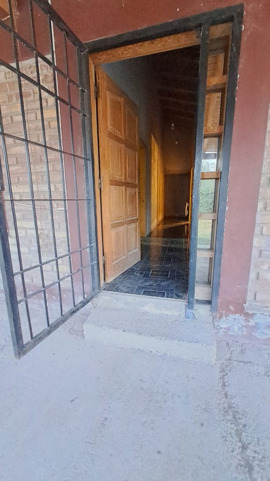 GREENWOOD VENDE CASA CON AMPLIO TERRENO EN TRES ESQUINAS, PERDRIEL, LUJAN DE CUYO.