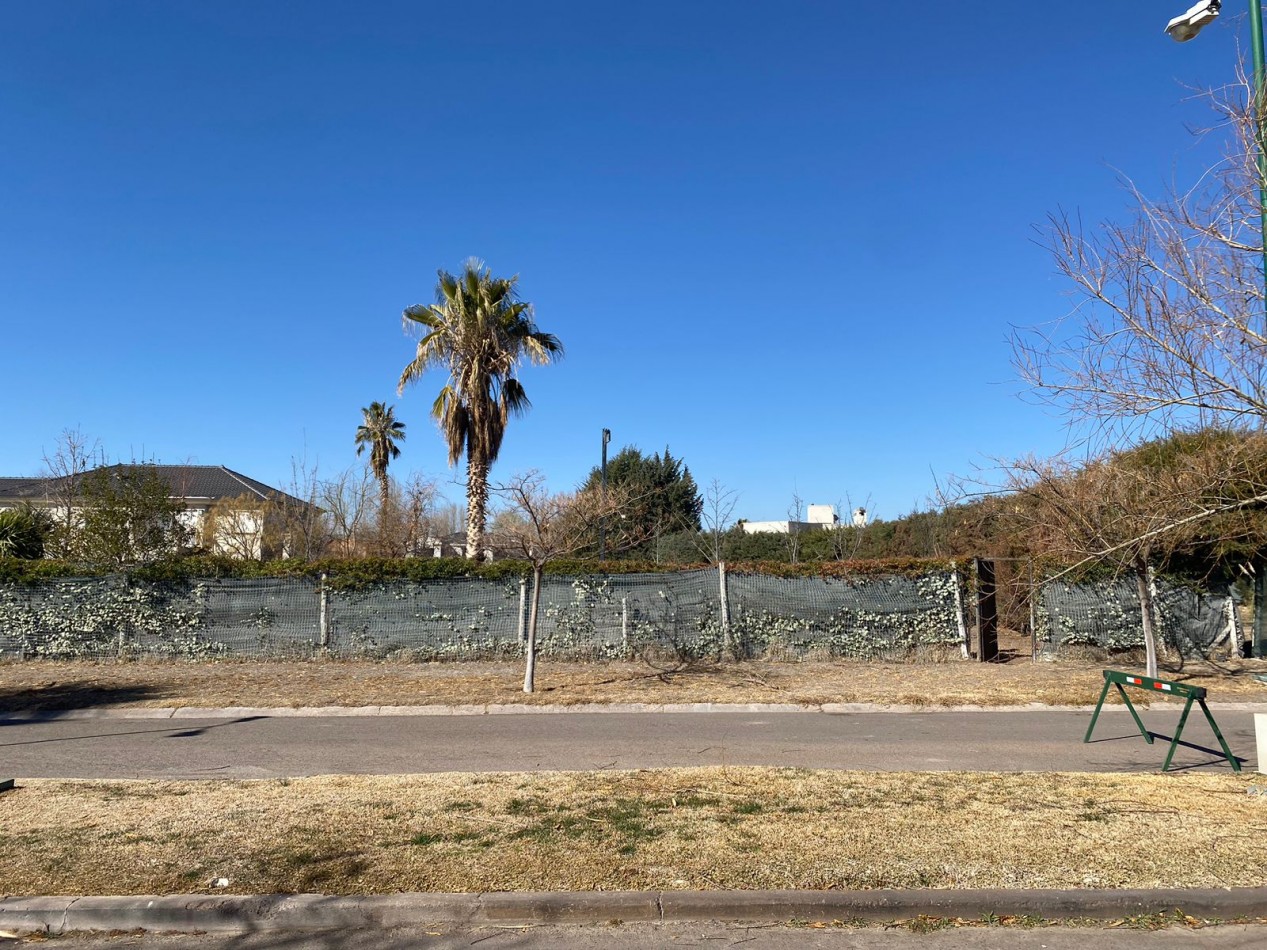 GREENWOOD VENDE HERMOSO ULTIMO LOTE DE 2.000m2 EN BARRIO EL REMANSO DE CHACRAS DE CORIA