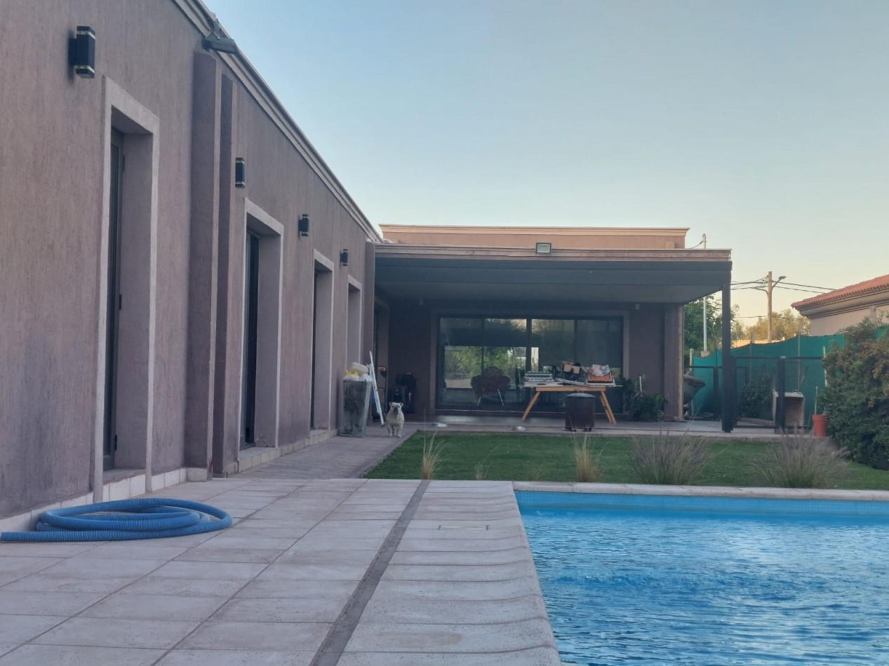 GREENWOOD INMOBILIARIA VENDE O PERMUTA, HERMOSA PROPIEDAD EN EL BARRIO PRIVADO PINAR DEL SOL III 