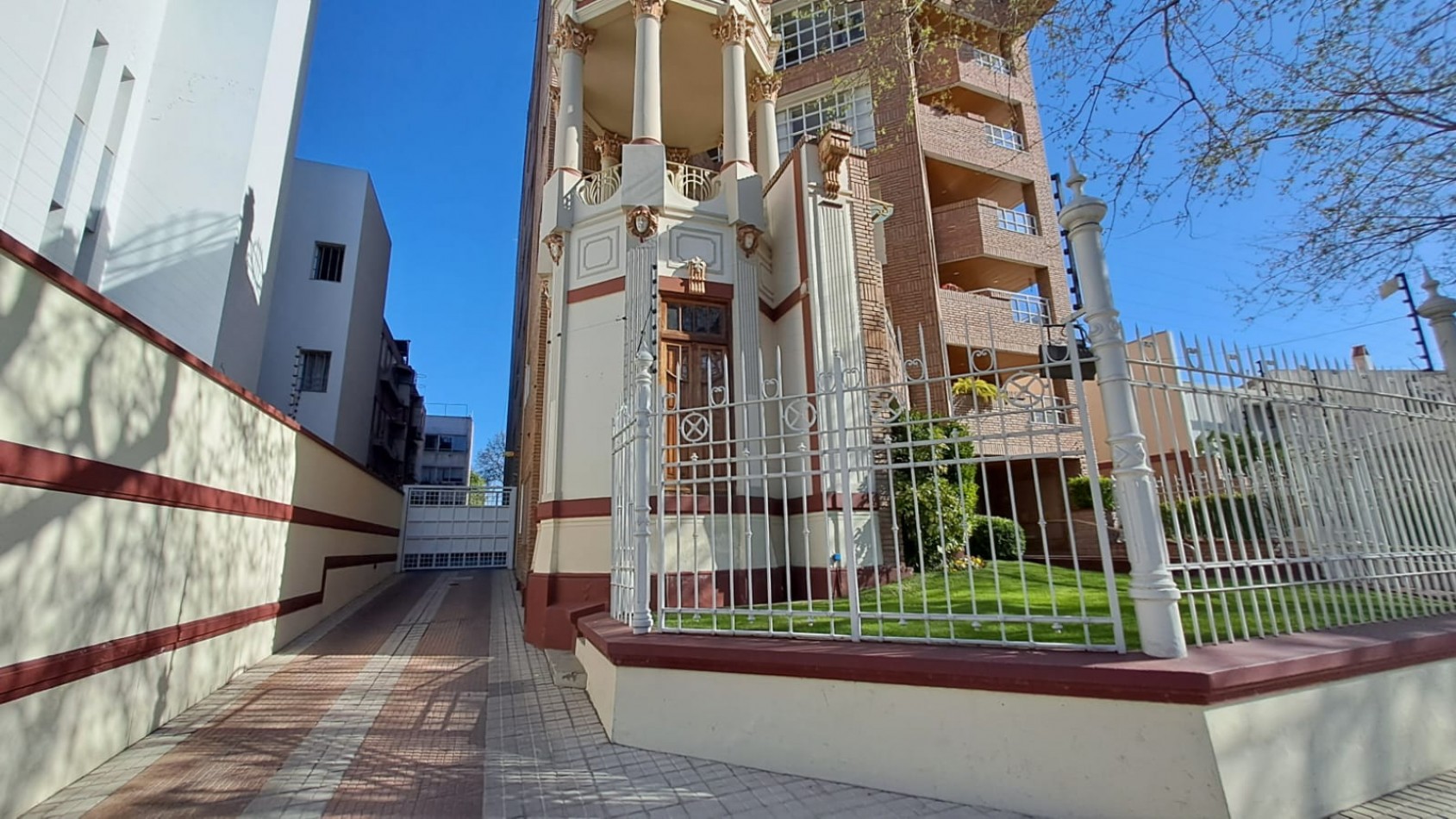 GREENWOOD VENDE SEMIPISO EN EL EMBLEMATICO EDIFICO EL TORREON EN CIUDAD DE MENDOZA.