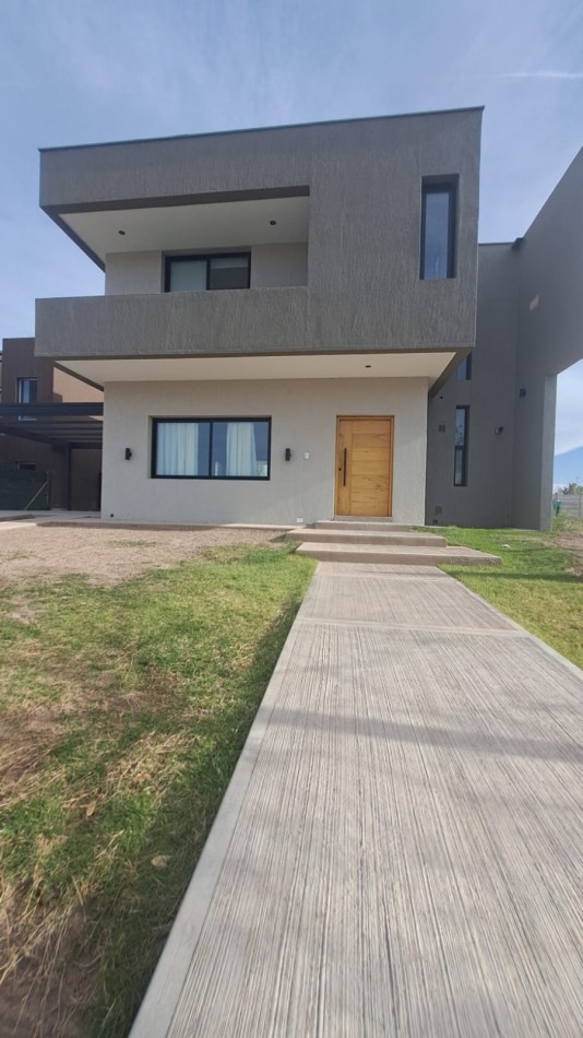 GREENWOOD VENDE CASA EN EL BARRIO PRIVADO ALBA DE TANQAY EN MAIPU.