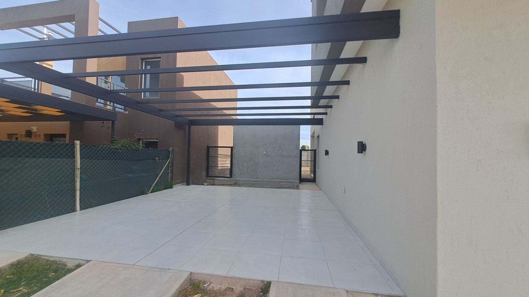 GREENWOOD VENDE CASA EN EL BARRIO PRIVADO ALBA DE TANQAY EN MAIPU.