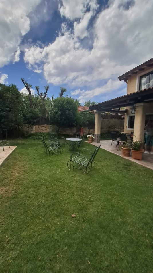 VENDO CASA EN BARRIO DALVIAN