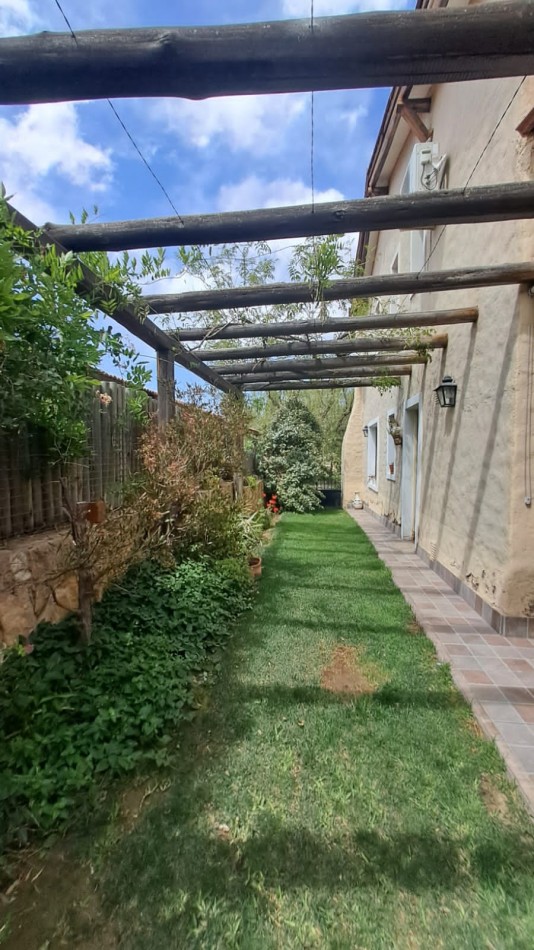 VENDO CASA EN BARRIO DALVIAN