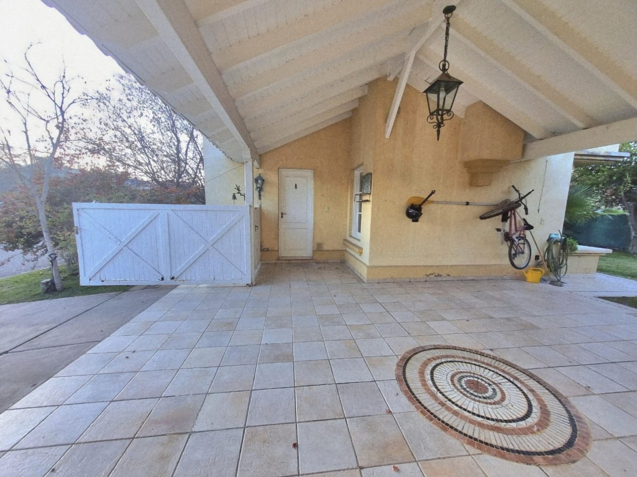 GREENWOOD VENDE CASA EN BARRIO PRIVADO PLAMARES EN GODOY CRUZ.