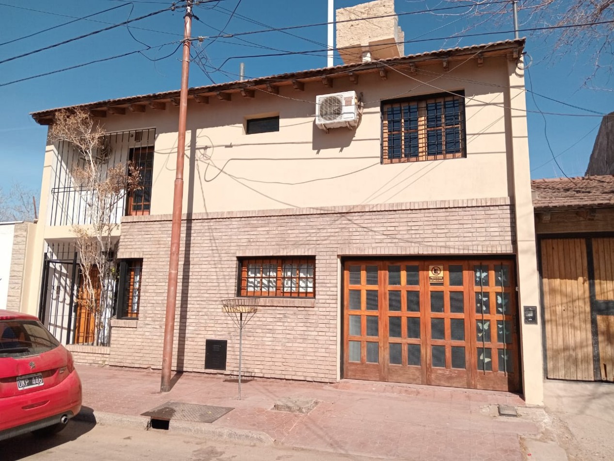 Greenwood inmobiliaria ofrece a la venta una hermosa casa de dos plantas ubicada en una privilegiada zona de Dorrego muy cerca del Jumbo y Walmart.!
