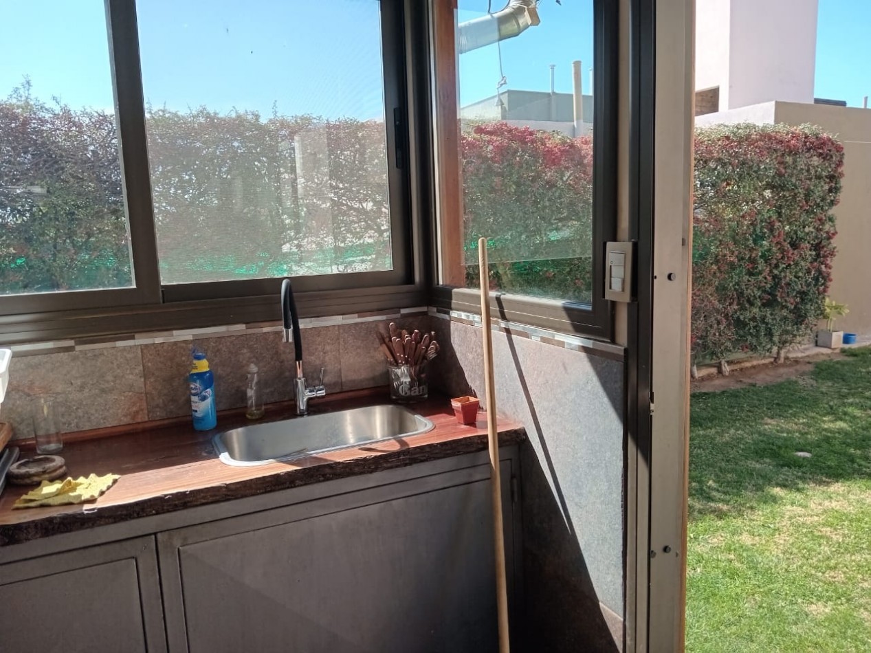 Greenwood inmobiliaria ofrece a la venta una hermosa casa de dos plantas ubicada en el Barrio Viñas del Torreon.!