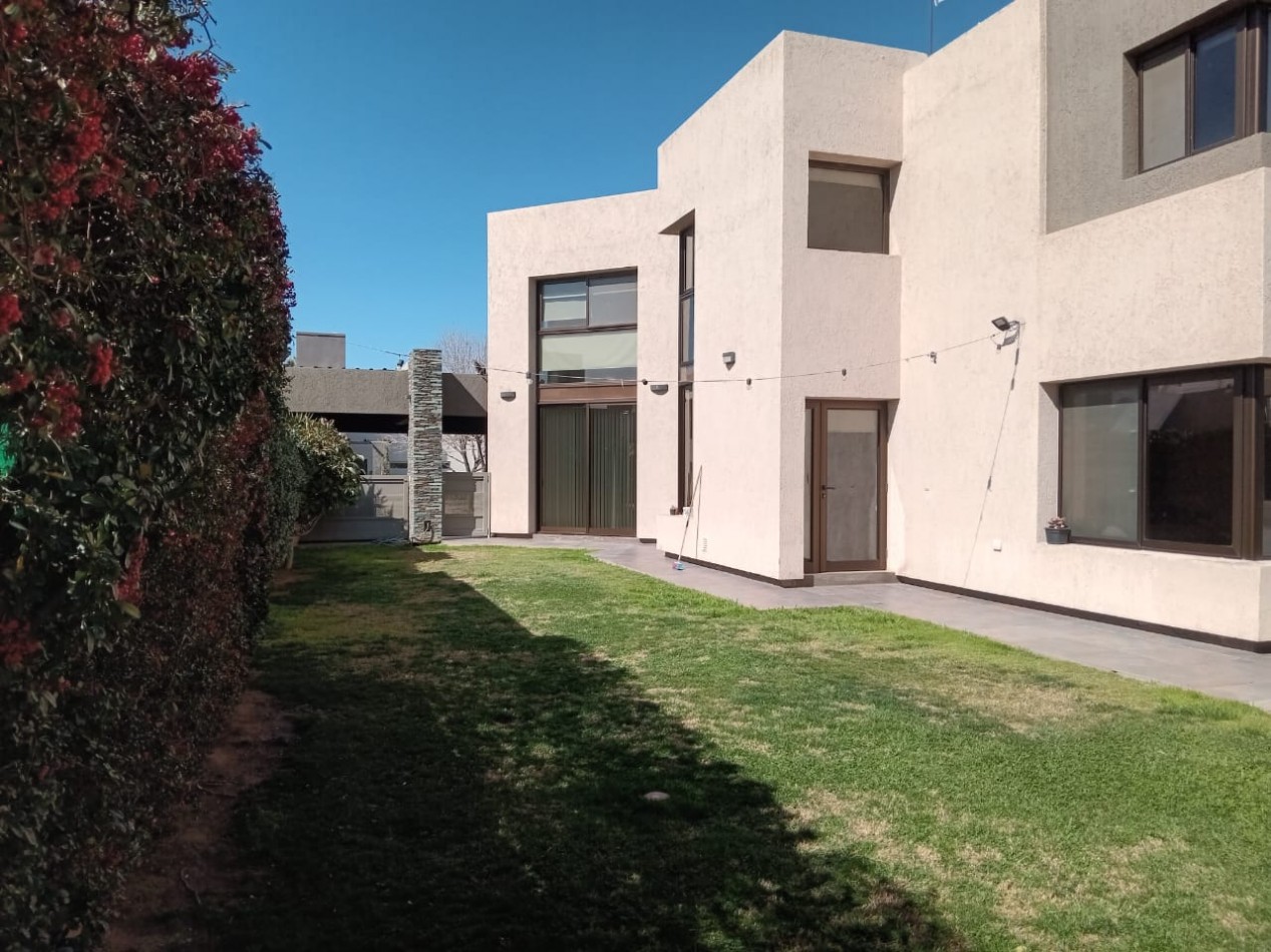 Greenwood inmobiliaria ofrece a la venta una hermosa casa de dos plantas ubicada en el Barrio Viñas del Torreon.!
