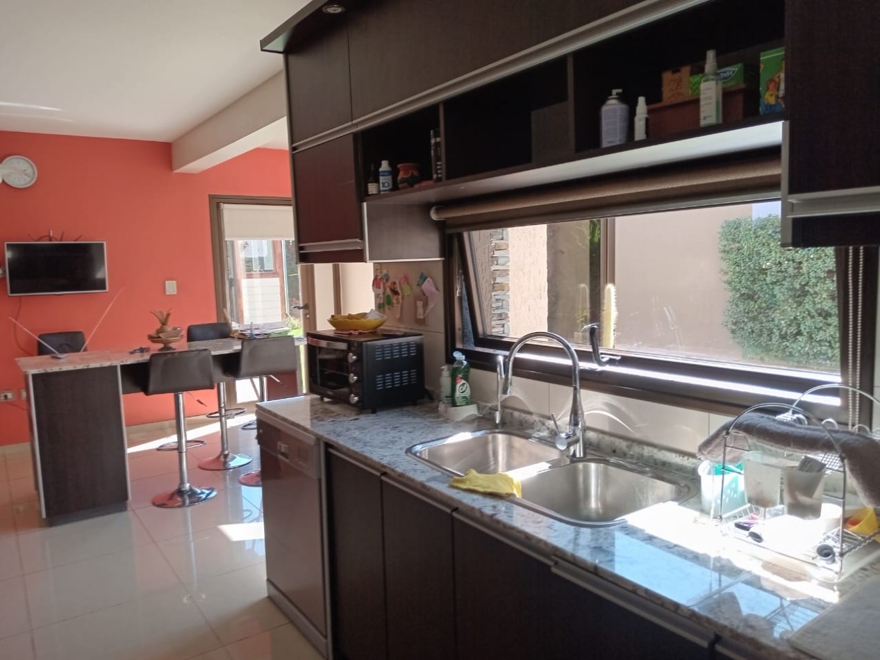 Greenwood inmobiliaria ofrece a la venta una hermosa casa de dos plantas ubicada en el Barrio Viñas del Torreon.!