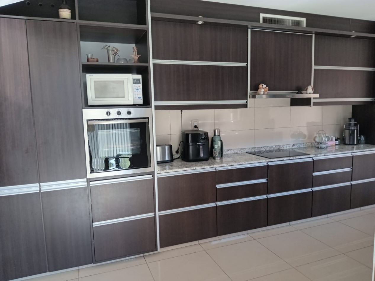 Greenwood inmobiliaria ofrece a la venta una hermosa casa de dos plantas ubicada en el Barrio Viñas del Torreon.!