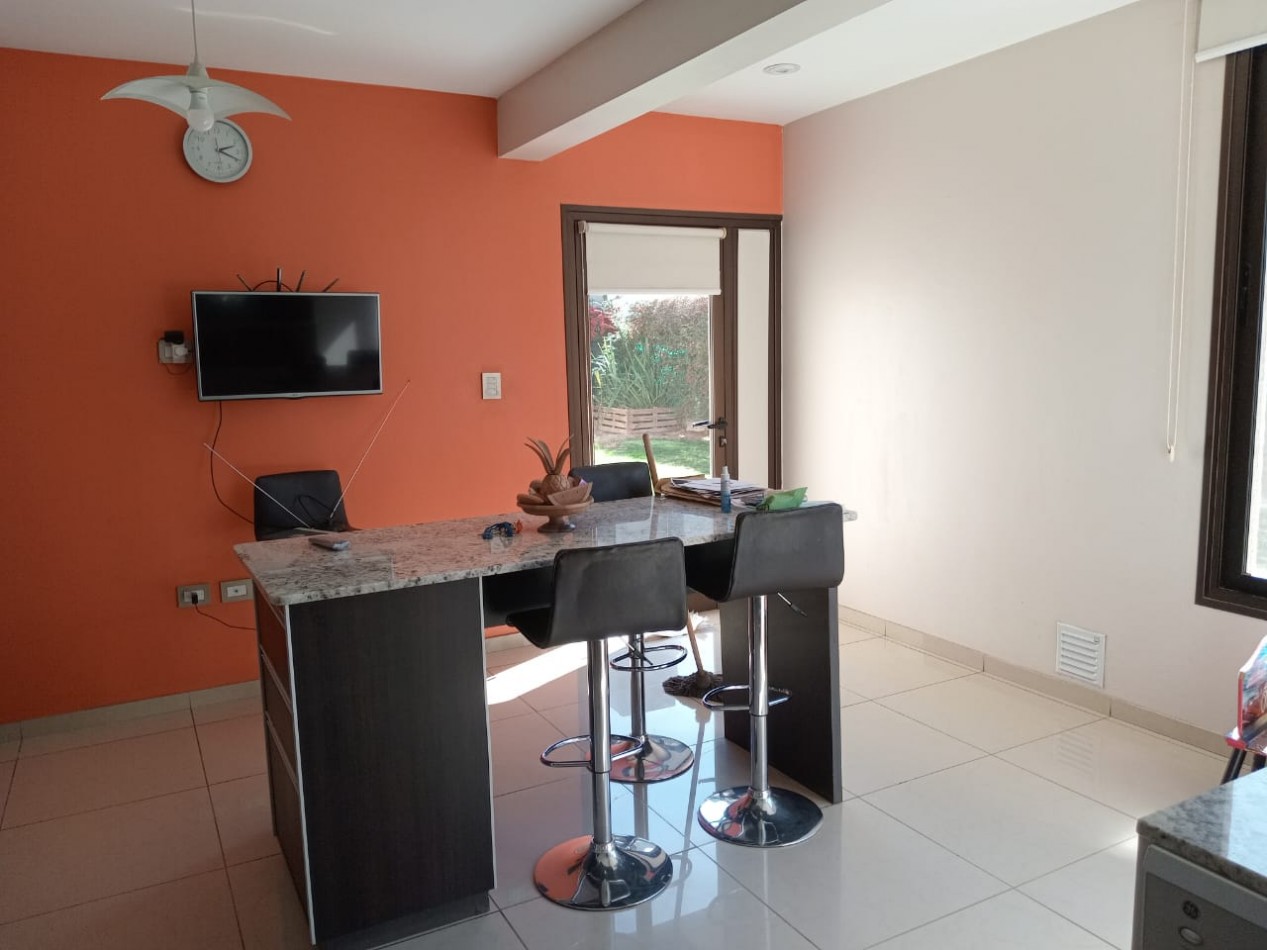 Greenwood inmobiliaria ofrece a la venta una hermosa casa de dos plantas ubicada en el Barrio Viñas del Torreon.!