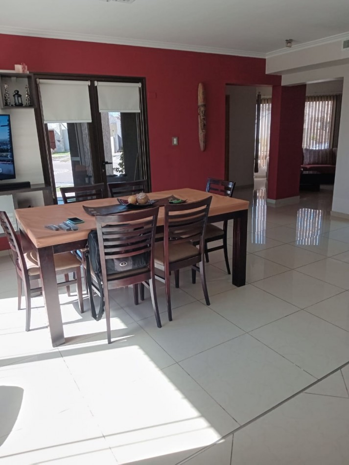 Greenwood inmobiliaria ofrece a la venta una hermosa casa de dos plantas ubicada en el Barrio Viñas del Torreon.!