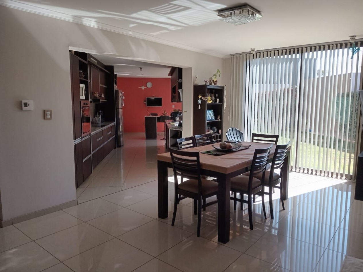Greenwood inmobiliaria ofrece a la venta una hermosa casa de dos plantas ubicada en el Barrio Viñas del Torreon.!