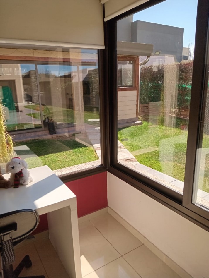 Greenwood inmobiliaria ofrece a la venta una hermosa casa de dos plantas ubicada en el Barrio Viñas del Torreon.!