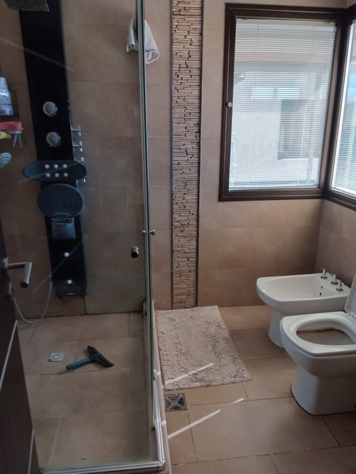 Greenwood inmobiliaria ofrece a la venta una hermosa casa de dos plantas ubicada en el Barrio Viñas del Torreon.!