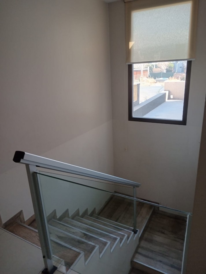 Greenwood inmobiliaria ofrece a la venta una hermosa casa de dos plantas ubicada en el Barrio Viñas del Torreon.!