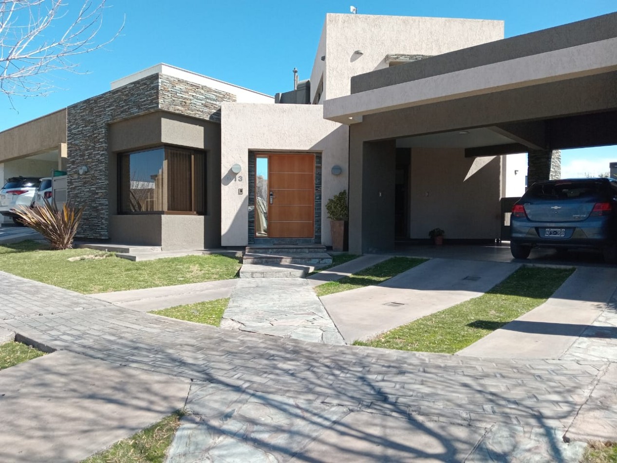 Greenwood inmobiliaria ofrece a la venta una hermosa casa de dos plantas ubicada en el Barrio Viñas del Torreon.!