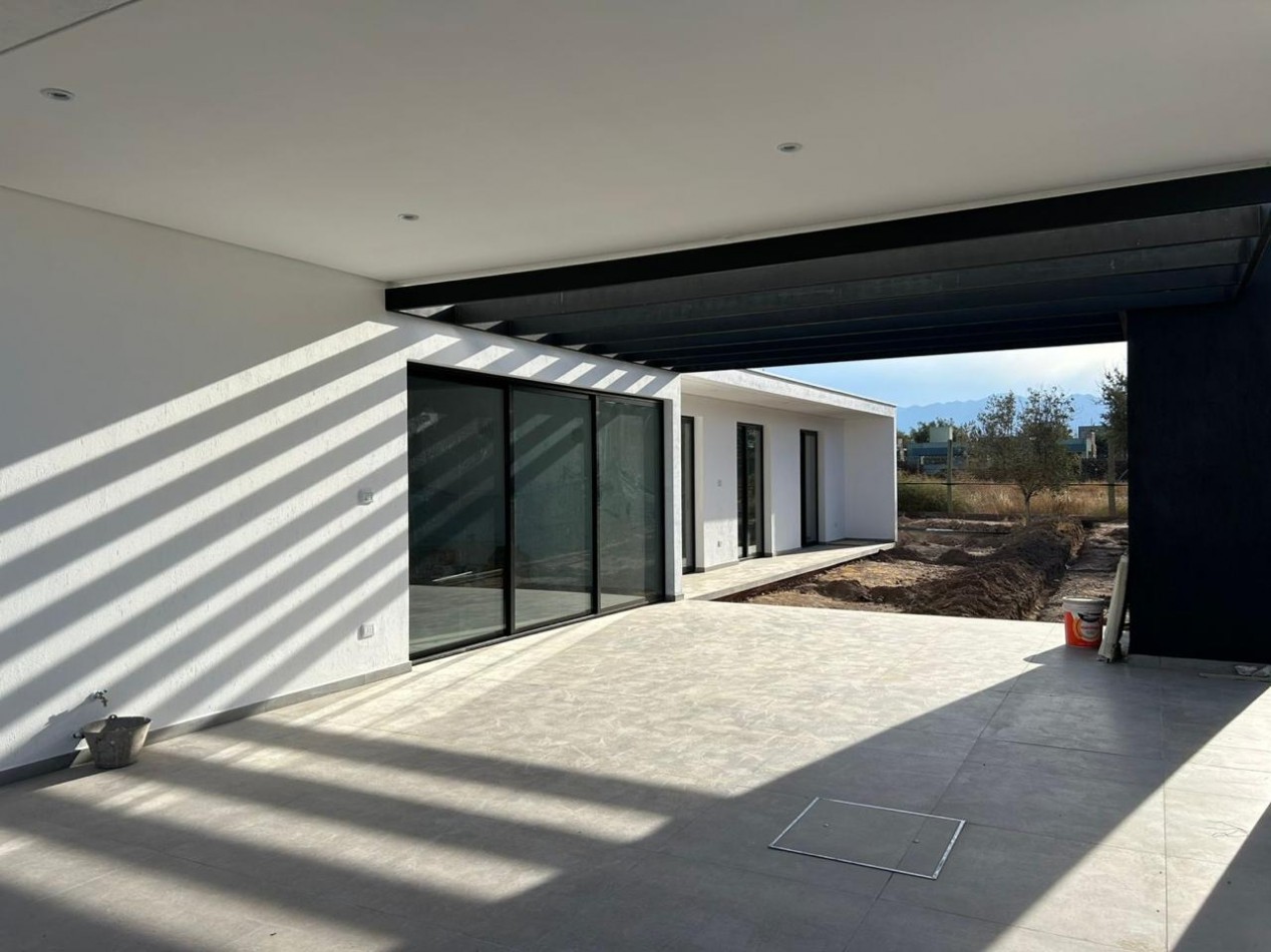 GREENWOOD INMOBILIARIA VENDE HERMOSA CASA A ESTRENAR EN BARRIO PRIVADO LAR DE VIEYTES 2