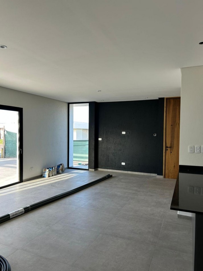 GREENWOOD INMOBILIARIA VENDE HERMOSA CASA A ESTRENAR EN BARRIO PRIVADO LAR DE VIEYTES 2