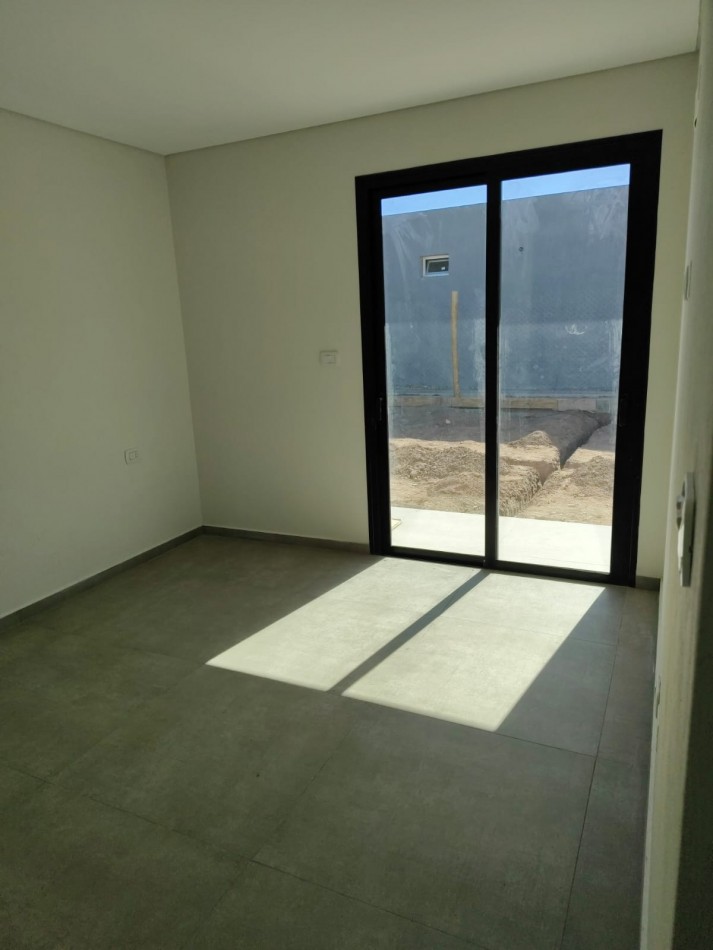 GREENWOOD INMOBILIARIA VENDE HERMOSA CASA A ESTRENAR EN BARRIO PRIVADO LAR DE VIEYTES 2