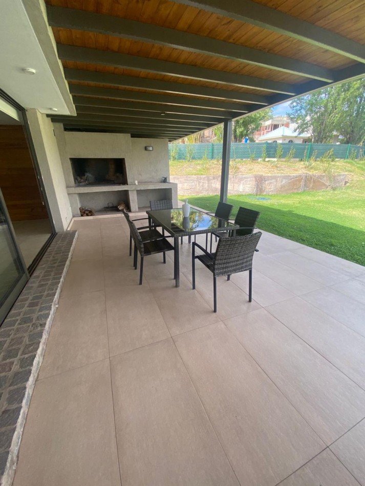 GREENWOOD INMOBILIARIO ALQUILA CASA EN EL BARRIO LADERAS DE CHACRAS! 