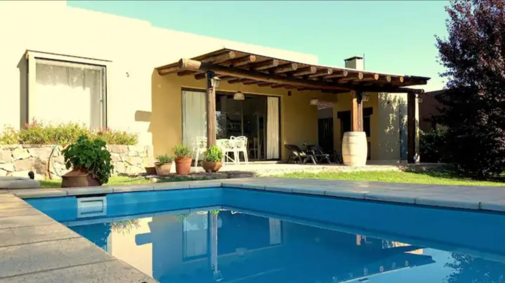 GREENWOOD INMOBILIARIA ALQUILA HERMOSA CASA EN CHACRAS DE CORIA 