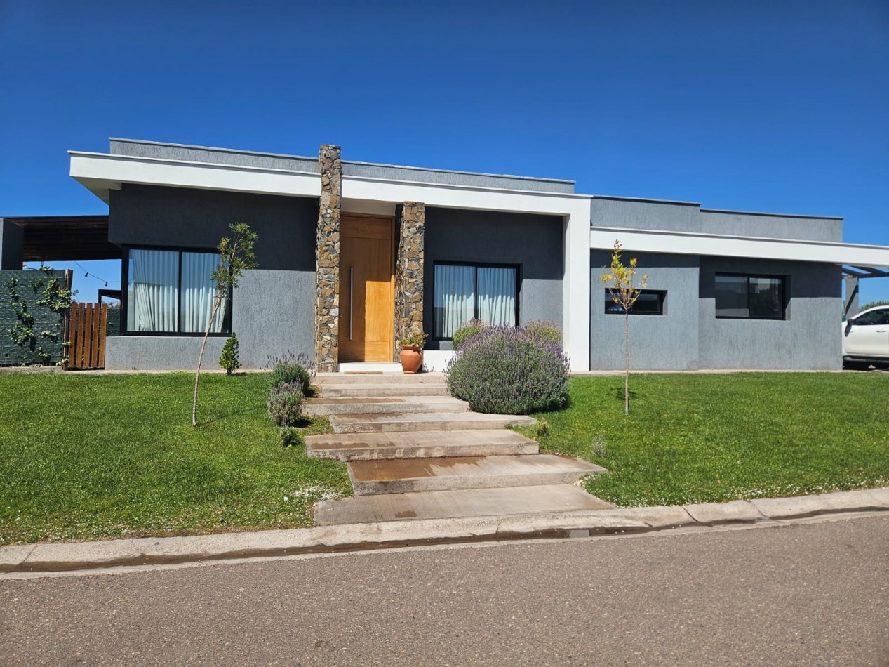 Casa moderna en Barrio Privado Lar de Vieytes II - Maipu