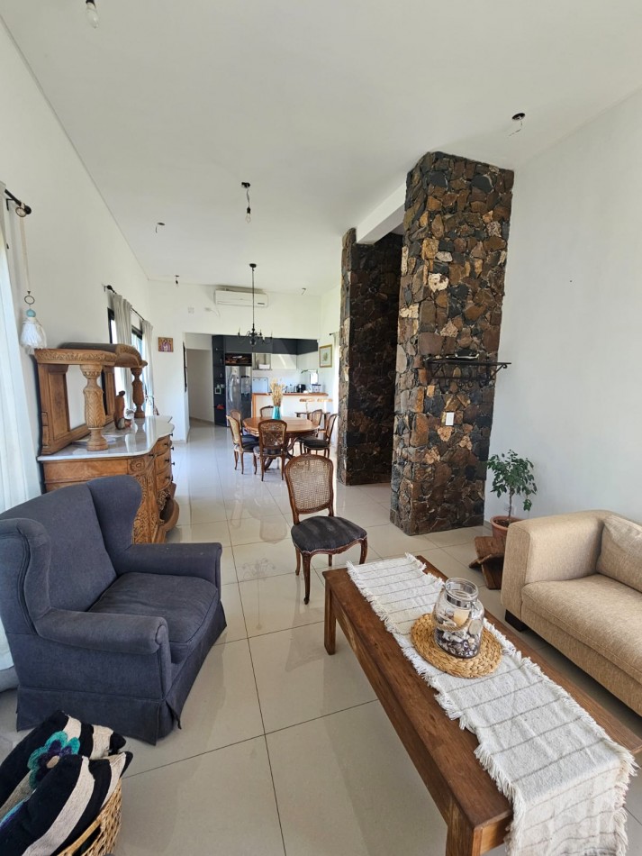 Casa moderna en Barrio Privado Lar de Vieytes II - Maipu