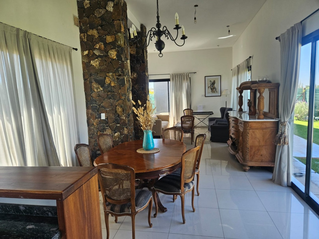 Casa moderna en Barrio Privado Lar de Vieytes II - Maipu