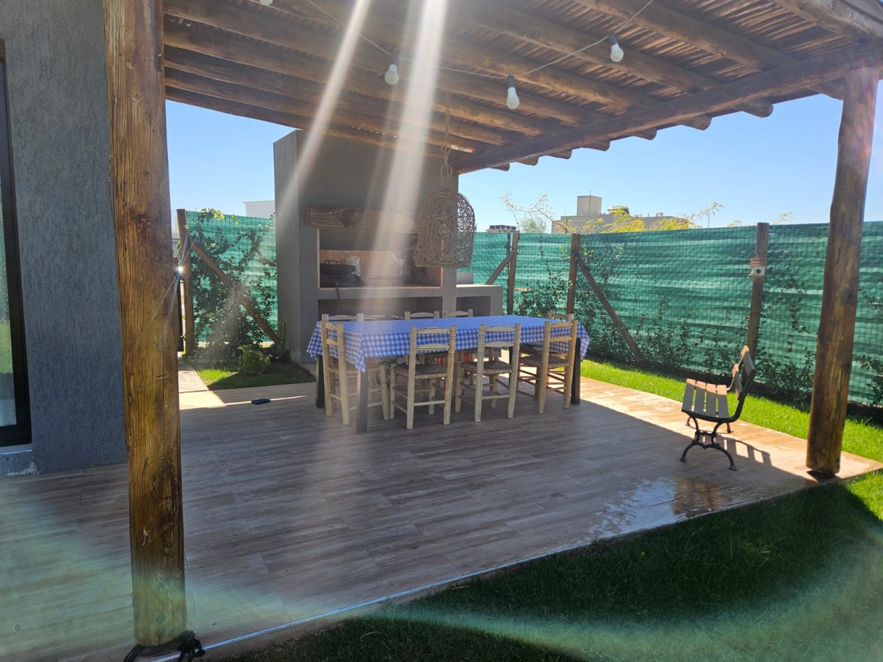 Casa moderna en Barrio Privado Lar de Vieytes II - Maipu