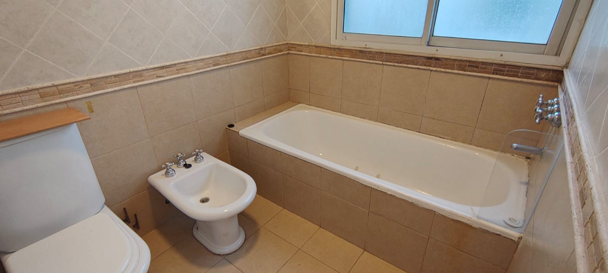 GREENWOOD INVERSIONES INMOBILIARIAS ALQUILA   EXCLUSIVA CASA EN BARRIO DALVIAN