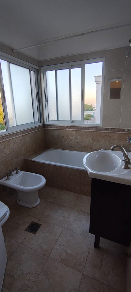 GREENWOOD INVERSIONES INMOBILIARIAS ALQUILA   EXCLUSIVA CASA EN BARRIO DALVIAN