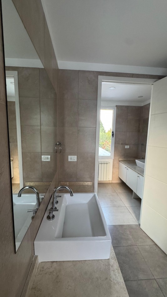 GREENWOOD INMOBILIARIA ALQUILA CASA EN BARRIO PRIVADO LOS TEROS