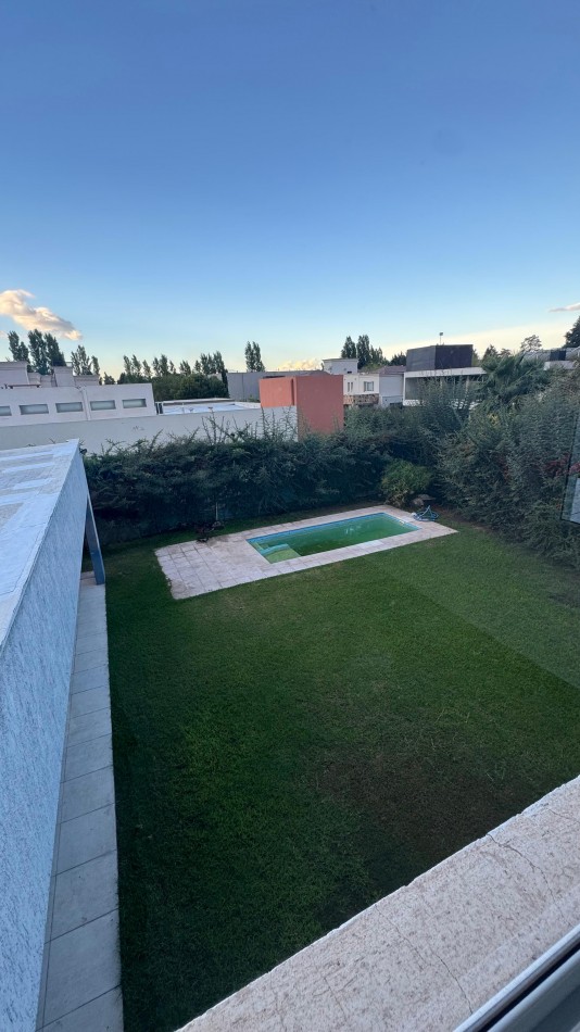 GREENWOOD INMOBILIARIA ALQUILA CASA EN BARRIO PRIVADO LOS TEROS