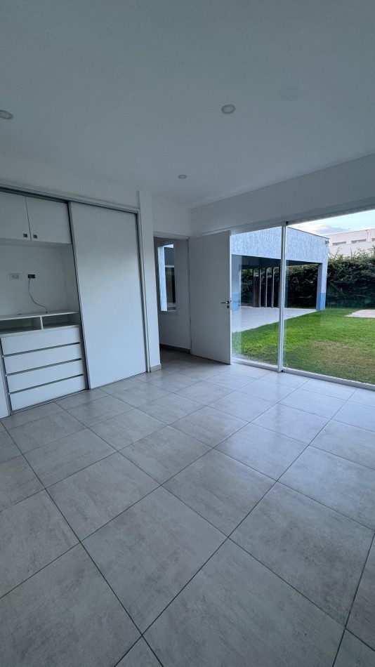 GREENWOOD INMOBILIARIA ALQUILA CASA EN BARRIO PRIVADO LOS TEROS