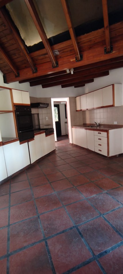 GREENWOOD INVERSIONES INMOBILIARIAS/ALQUILA EXCLUSIVA CASA EN BARRIO  LAS CANDELAS 