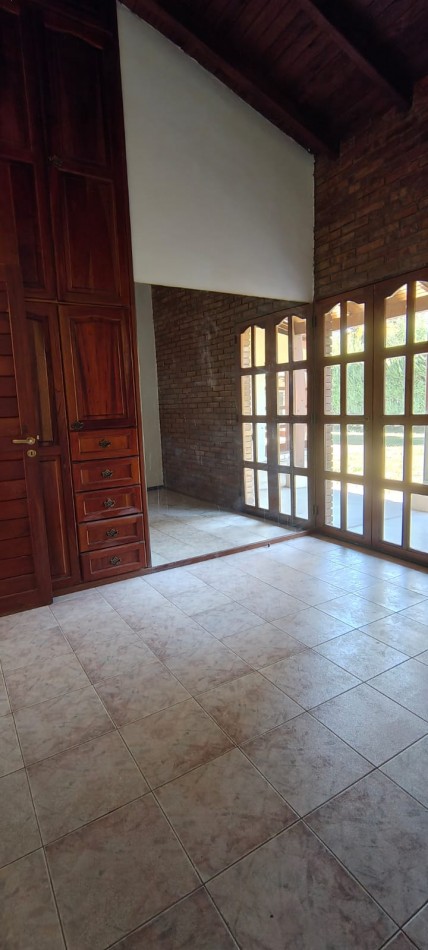 GREENWOOD INVERSIONES INMOBILIARIAS/ALQUILA EXCLUSIVA CASA EN BARRIO  LAS CANDELAS 