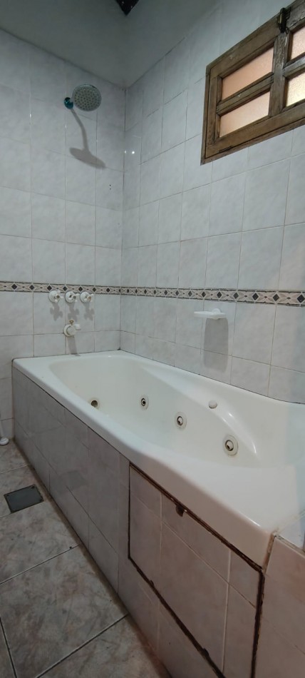 GREENWOOD INVERSIONES INMOBILIARIAS/ALQUILA EXCLUSIVA CASA EN BARRIO  LAS CANDELAS 