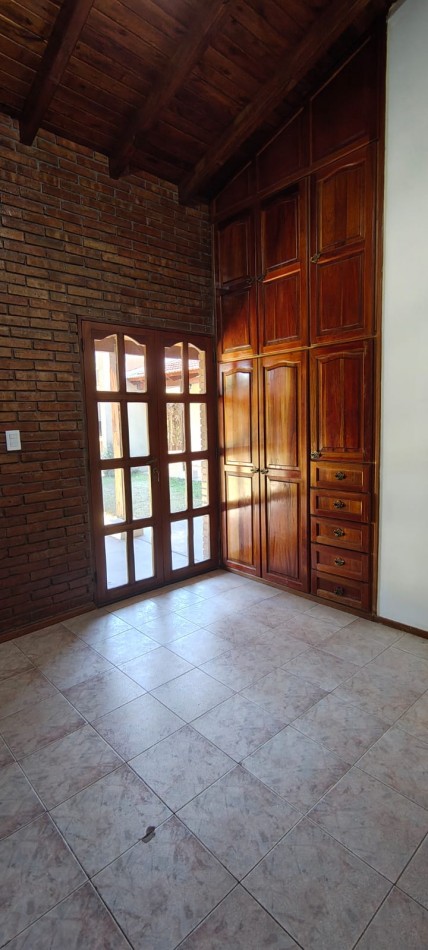 GREENWOOD INVERSIONES INMOBILIARIAS/ALQUILA EXCLUSIVA CASA EN BARRIO  LAS CANDELAS 