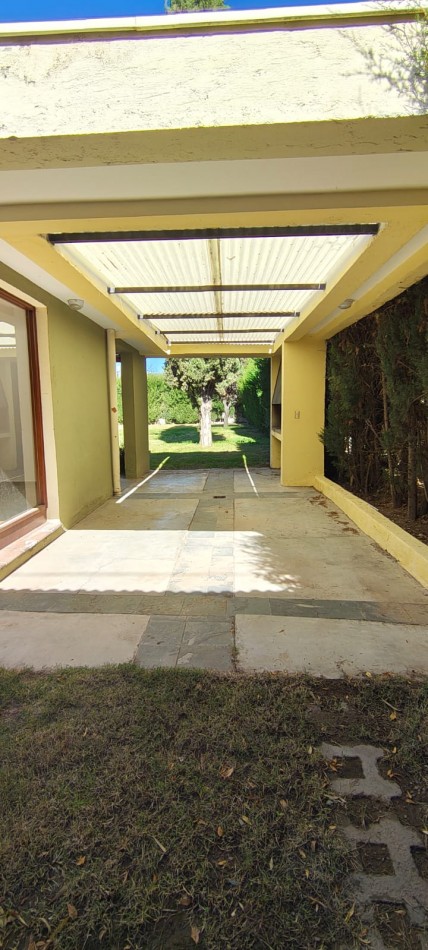 GREENWOOD INVERSIONES INMOBILIARIAS/ALQUILA EXCLUSIVA CASA EN BARRIO  LAS CANDELAS 