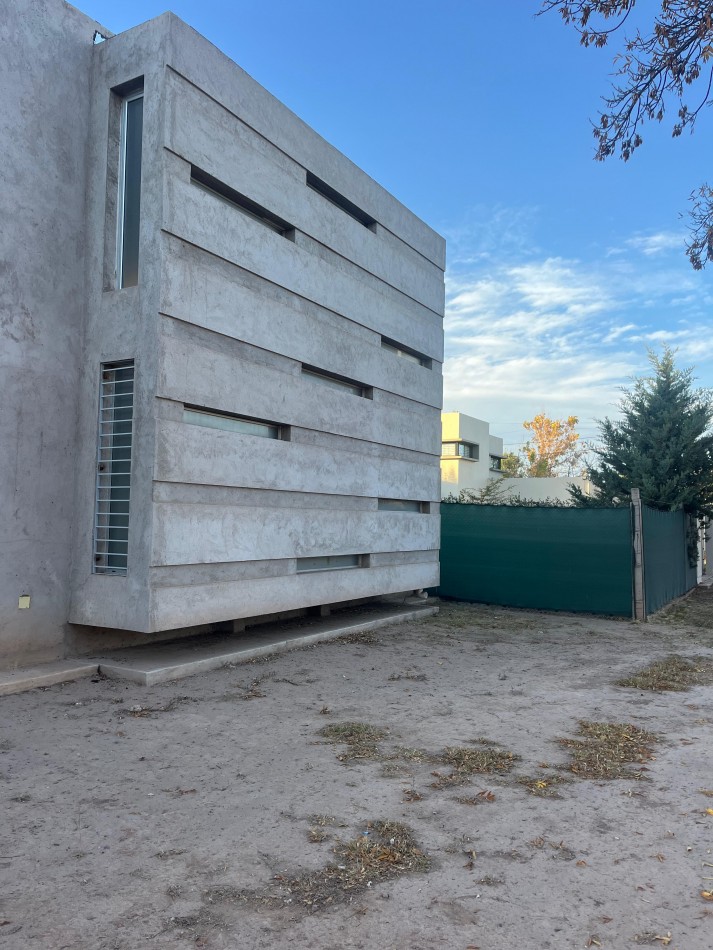 GREENWOOD INMOBILIARIA VENDE CASA EN BARRIO RINCON DE VISTALBA