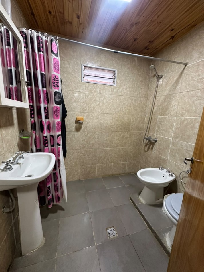 CASA EN VENTA CON TRES DORMITORIOS