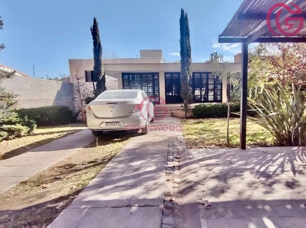 GREENWOOD ALQUILA AMPLIA Y HERMOSA PROPIEDAD SOBRE CARRIL CERVANTES EN GODOY CRUZ