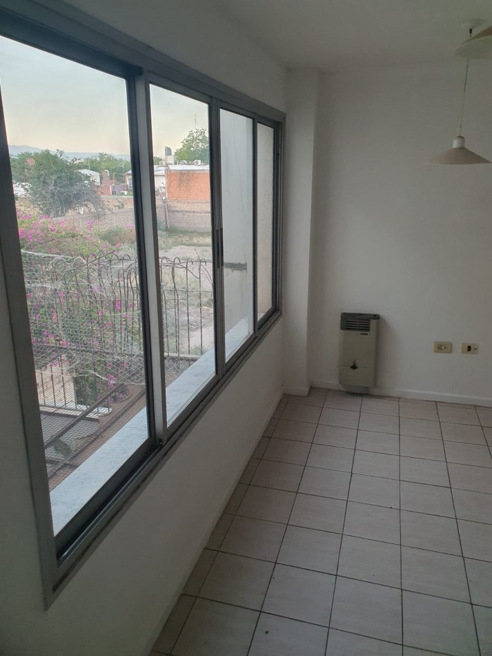 GREENWOOD INMOBILIARIA ALQUILA DUPLEX EN GUAYMALLEN 