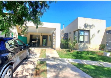 GREENWOOD VENDE CONFORTABLE CASA EN BARRIO PRIVADO RINCON DE DRUMOND EN LUJAN DE CUYO.