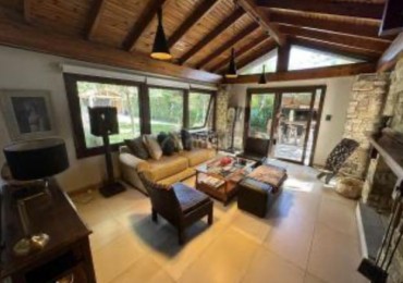 GREENWOOD VENDE HERMOSA CASA EN CALLEJON PRIVADO EN CHACRAS DE CORIA 