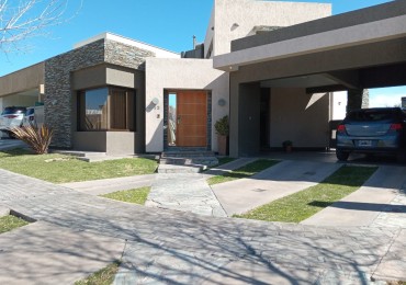 Greenwood inmobiliaria ofrece a la venta una hermosa casa de dos plantas ubicada en el Barrio Viñas del Torreon.!