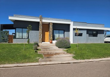 Casa moderna en Barrio Privado Lar de Vieytes II - Maipu